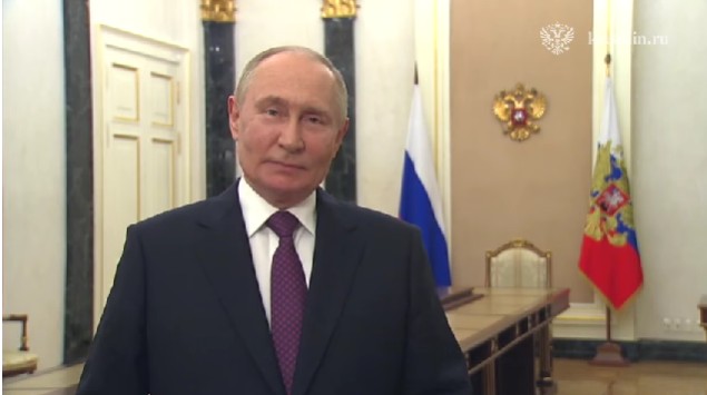 Владимир Путин поздравил выпускников.